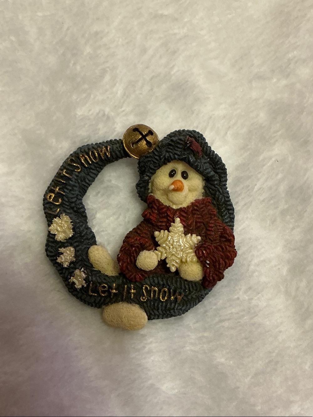 Brooch Holiday Snowman Wreath- Red and Cream - Picture 3 of 3